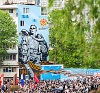 Ко Дню Победы главный мемориальный комплекс Сочи украсил 19-метровый мурал «Воина-освободителя» 