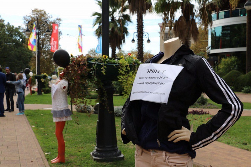 В Сочи на улице выставили манекены без голов. Для борьбы с наркоманией