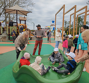 10 лет радости и игр: праздник на первой инклюзивной детской площадке в России